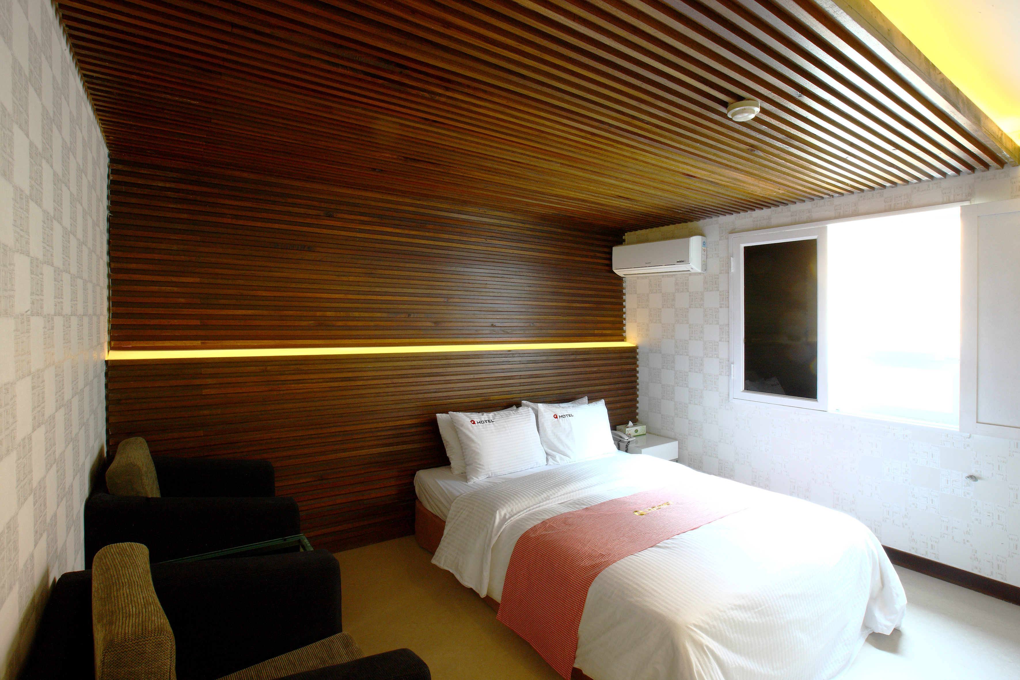 Timber Slab Room